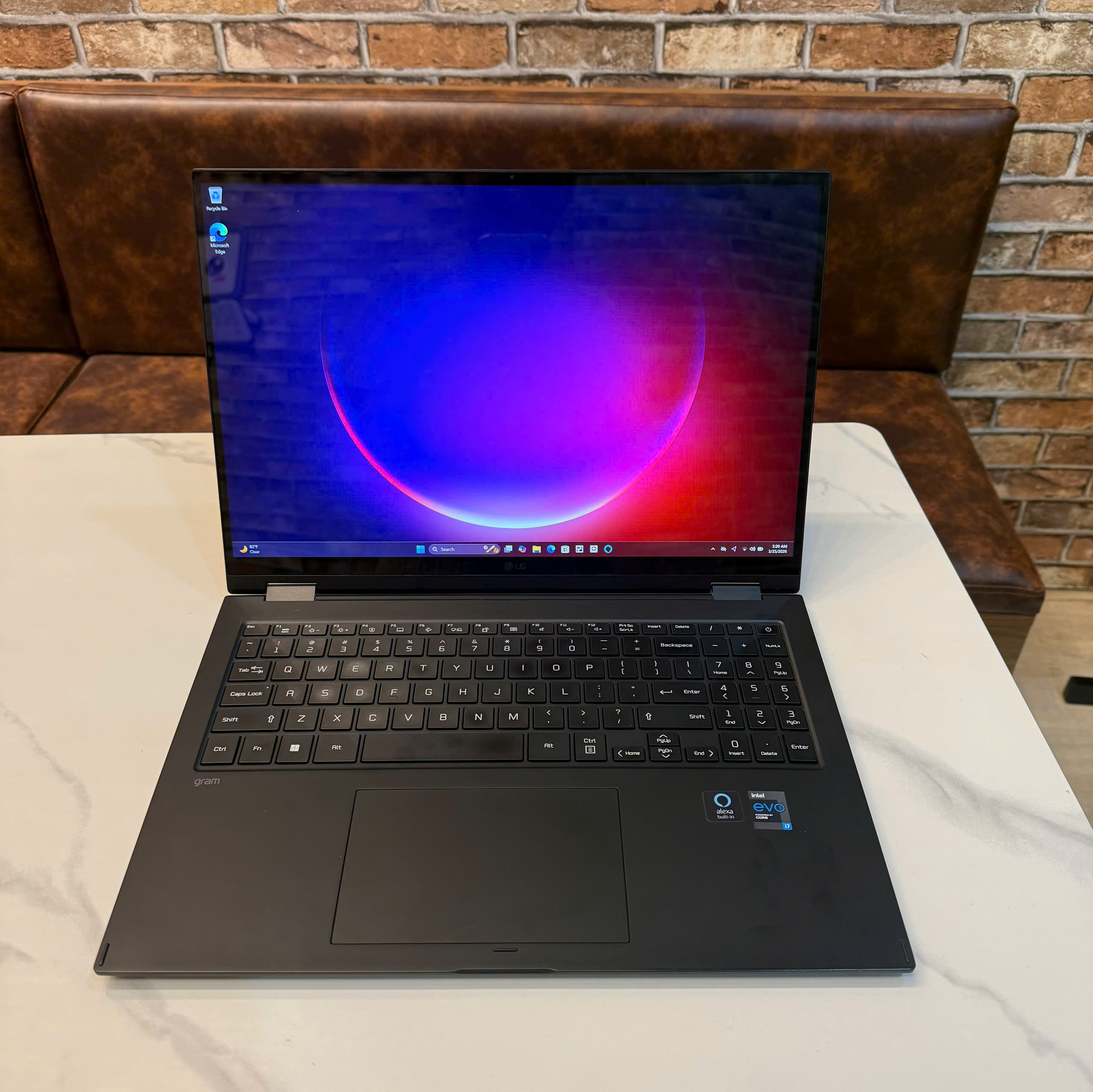LG gram 16T90P – Thiết kế tổng thể LG gram 16T90P 2-in-1 Core i7-1165G7 RAM 16GB SSD 512GB