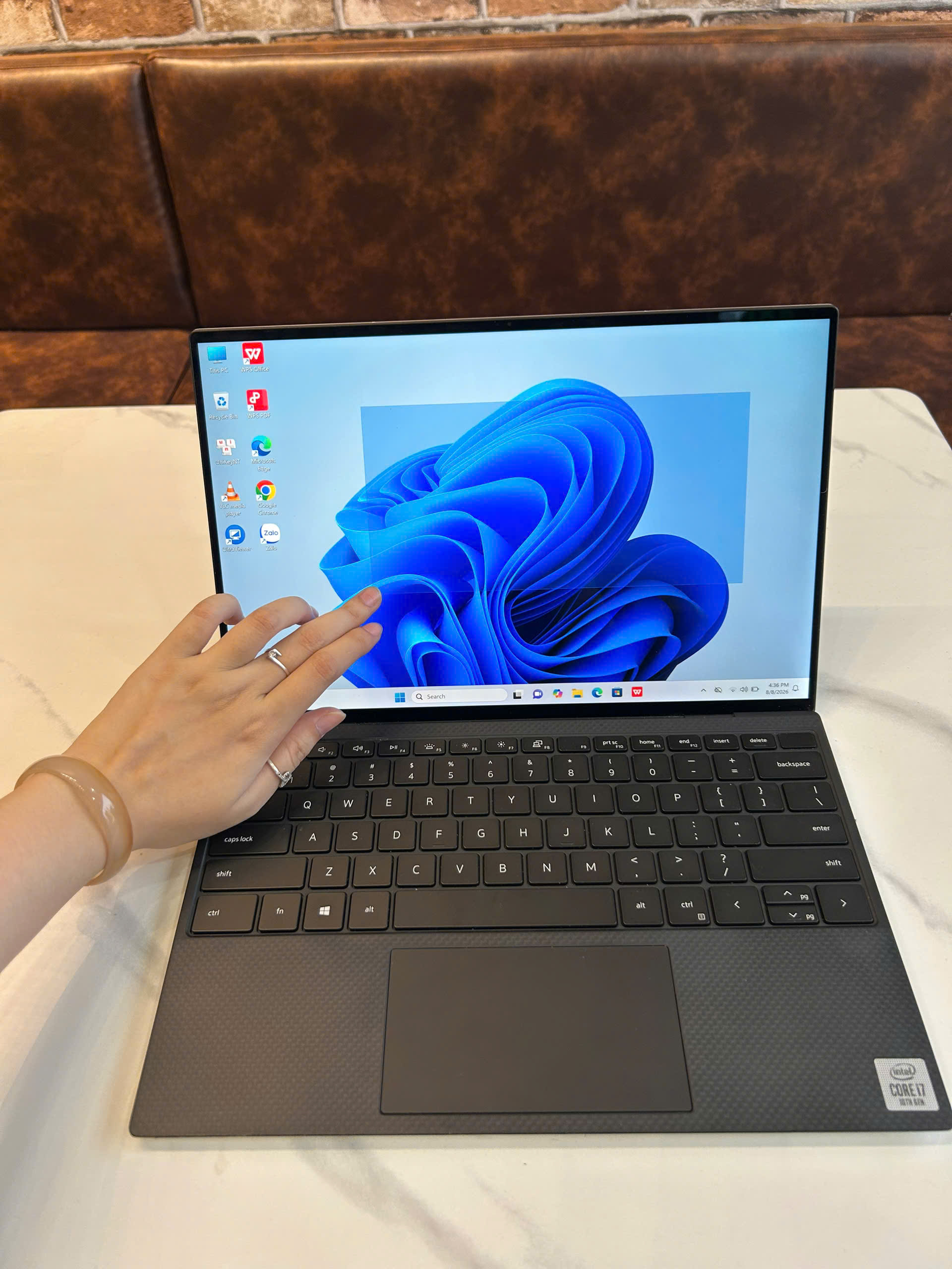 Dell XPS 13 9300 – Bàn phím và cổng kết nối Bàn phím và cổng Thunderbolt Dell XPS 13 9300