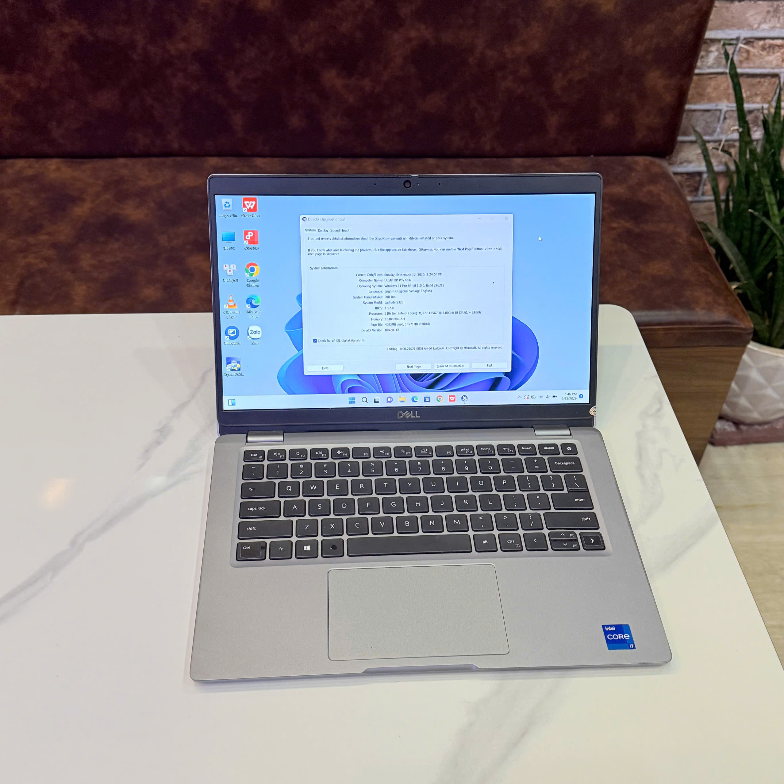Dell Latitude 5320 – Bàn phím và cổng kết nối Bàn phím và cổng kết nối Dell Latitude 5320