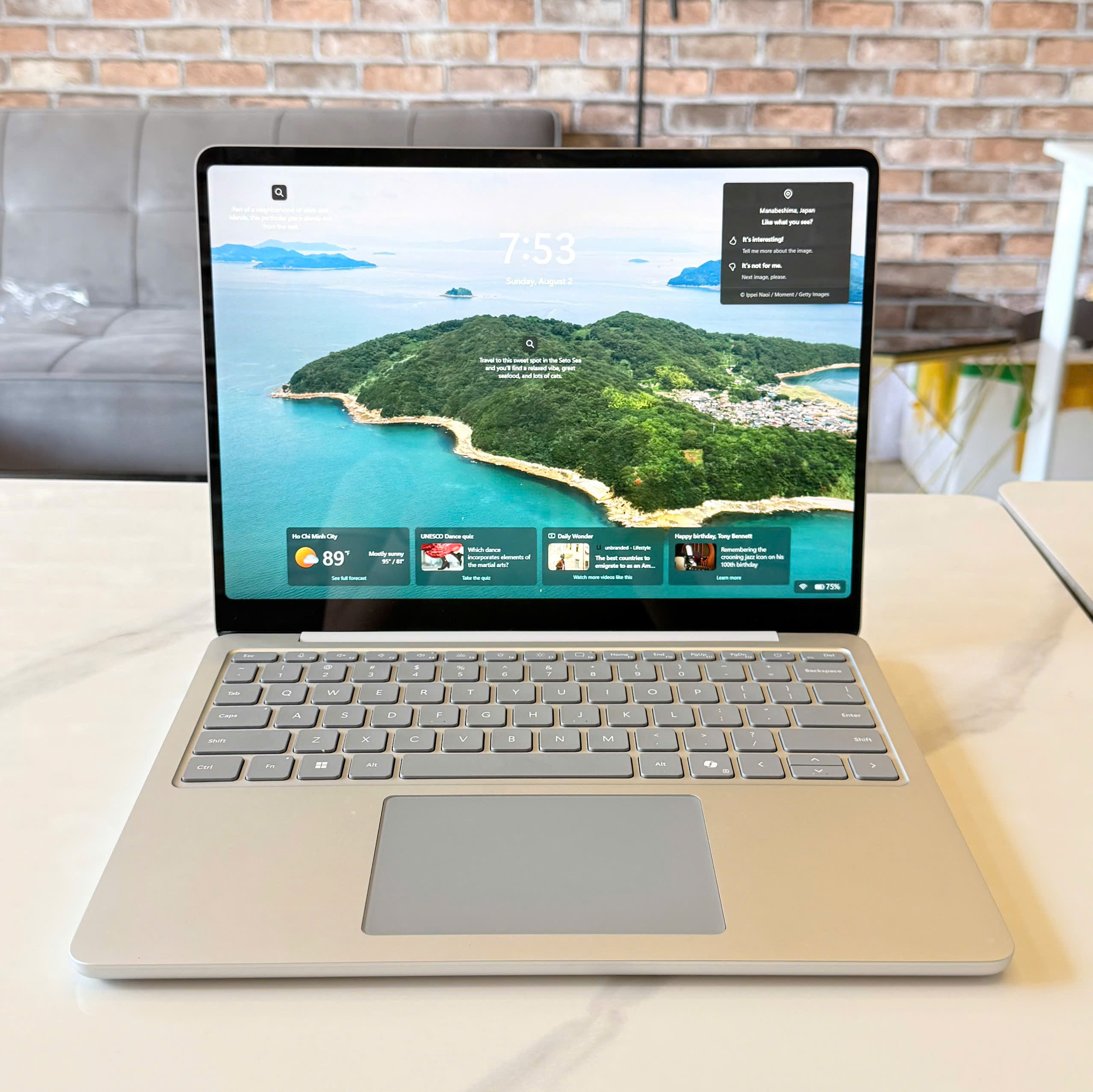 Surface Laptop 13-inch 2025 – Thiết kế tổng thể Microsoft Surface Laptop 13 inch 2025 Snapdragon X Plus RAM 16GB 256GB