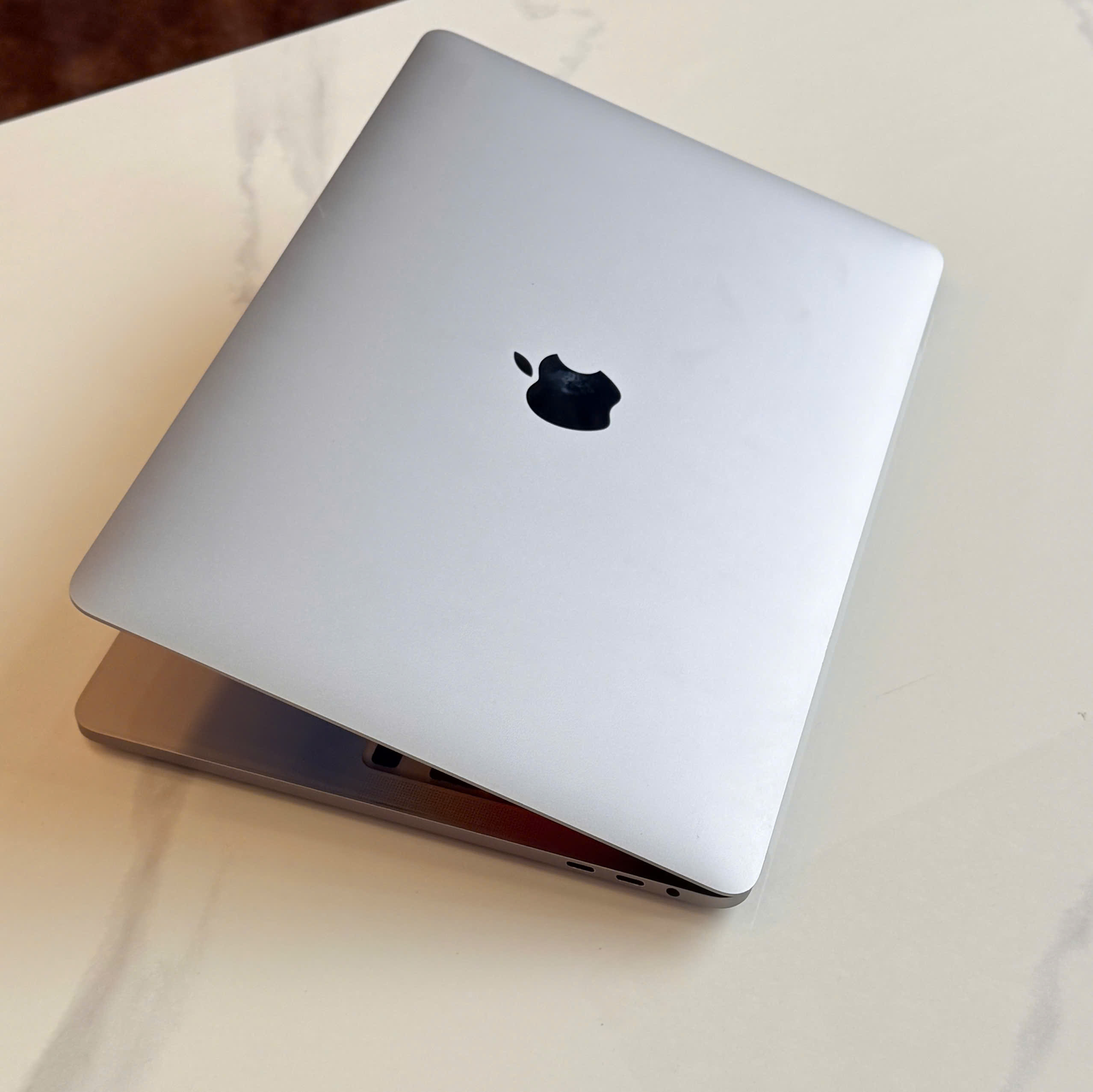 MacBook Pro 2020 – Touch Bar và Thunderbolt 3 Touch Bar bàn phím và Thunderbolt 3 MacBook Pro 2020