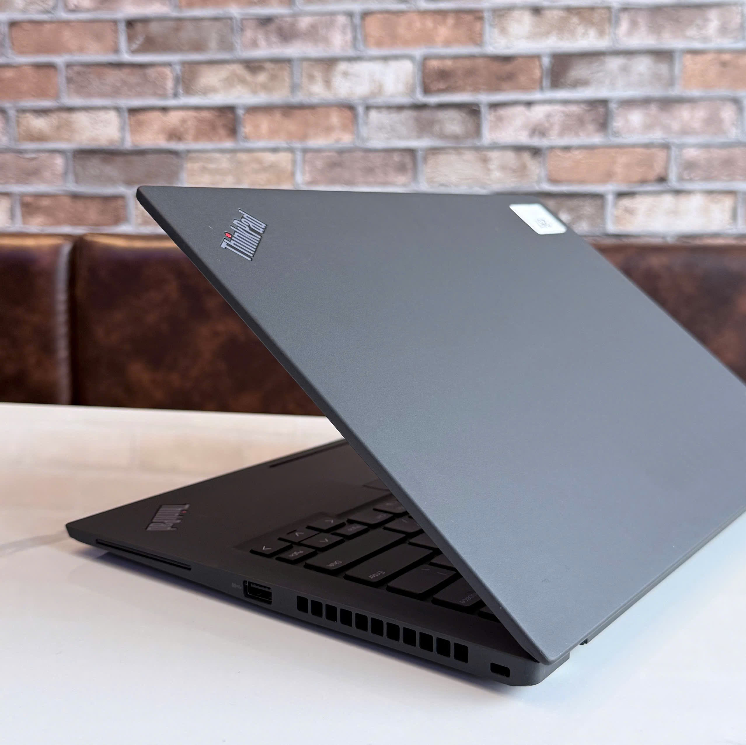 ThinkPad T14s Gen 2 – Bàn phím và Thunderbolt 4 Bàn phím và cổng kết nối Lenovo ThinkPad T14s Gen 2