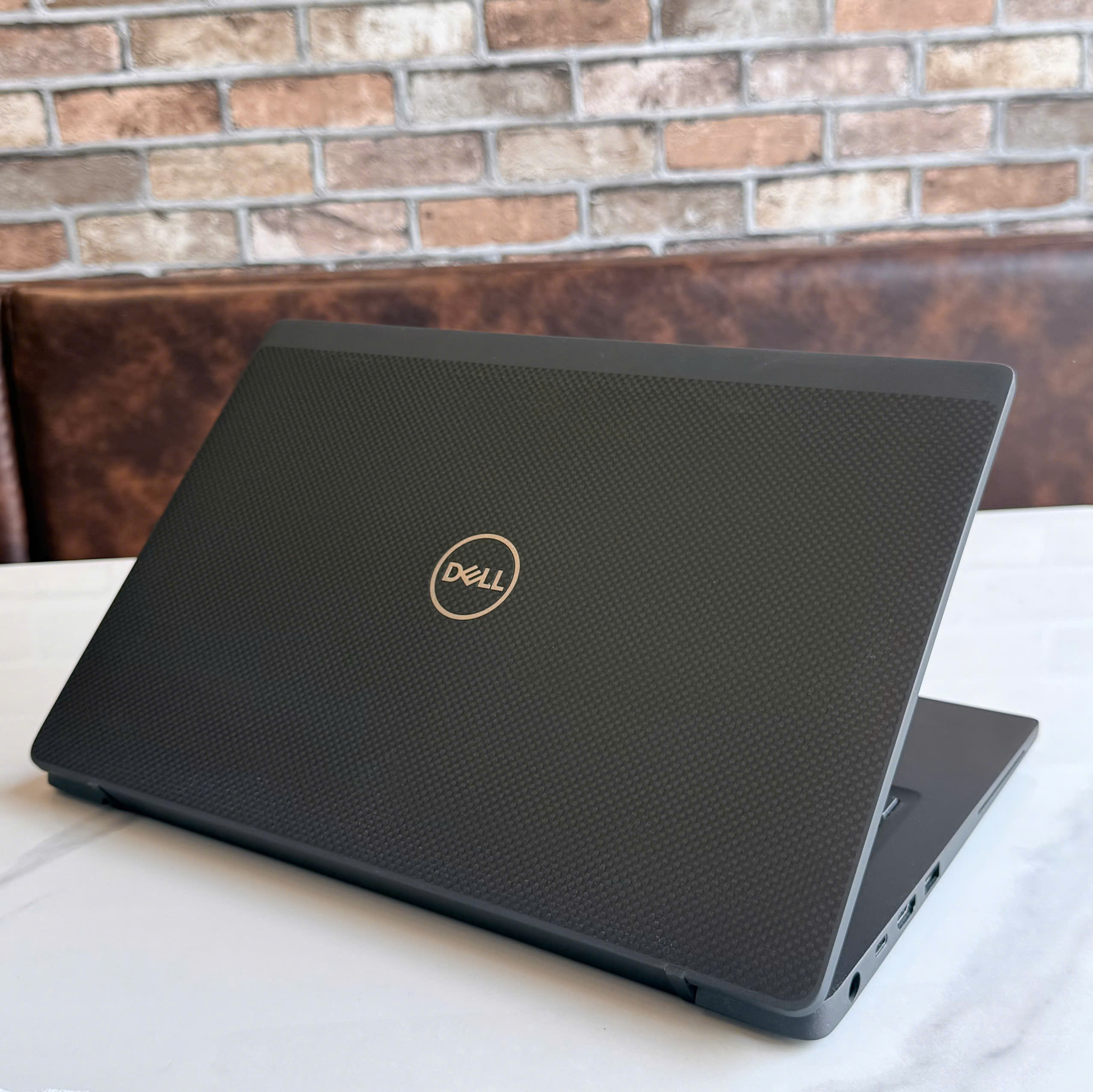 Dell Latitude 7400 – Bàn phím và cổng kết nối Bàn phím và cổng kết nối Dell Latitude 7400