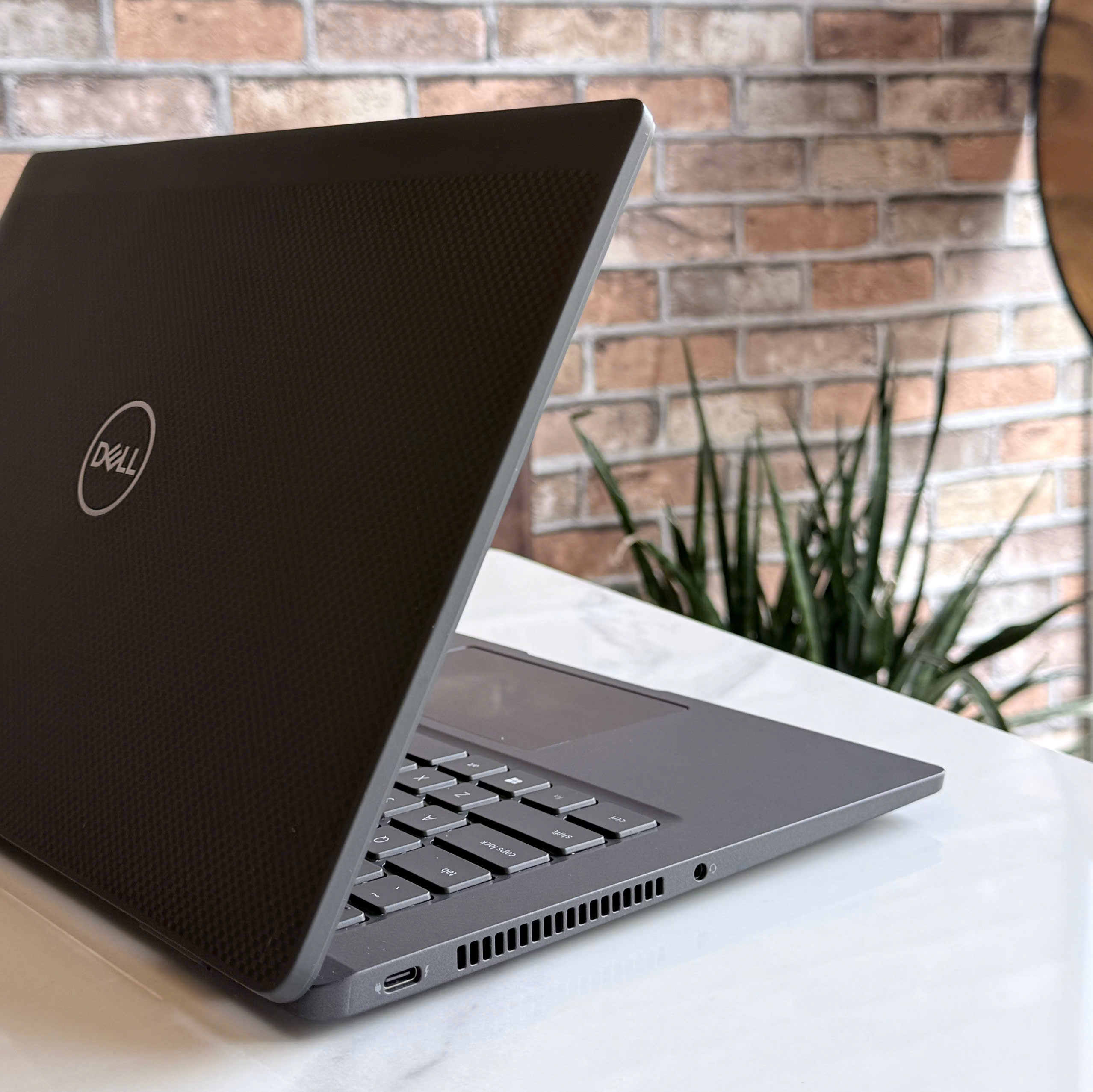 Dell Latitude 7420 – Bàn phím và Thunderbolt 4 Bàn phím và cổng kết nối Dell Latitude 7420