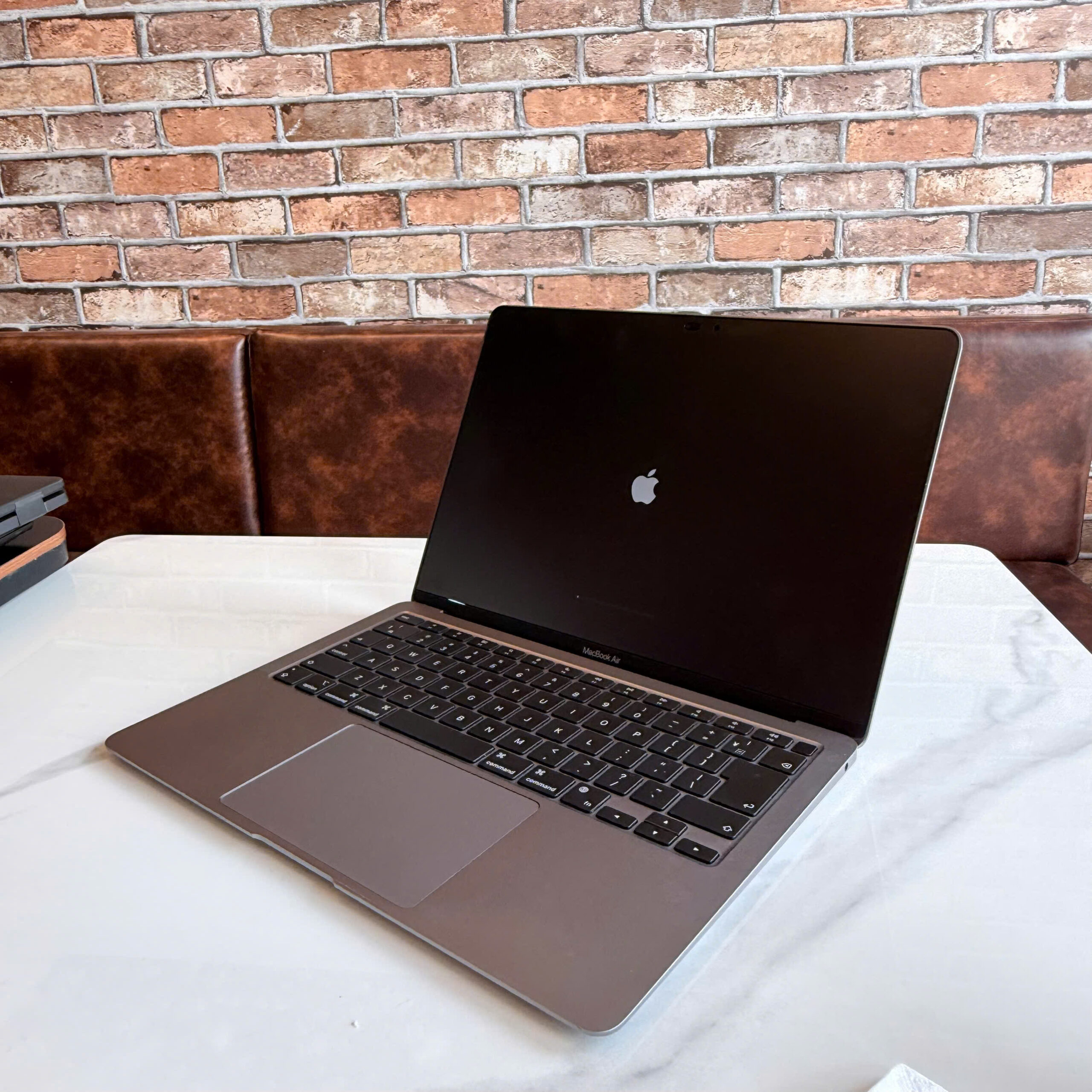 MacBook Air M1 2020 – Thiết kế tổng thể MacBook Air M1 2020 RAM 8GB SSD 512GB