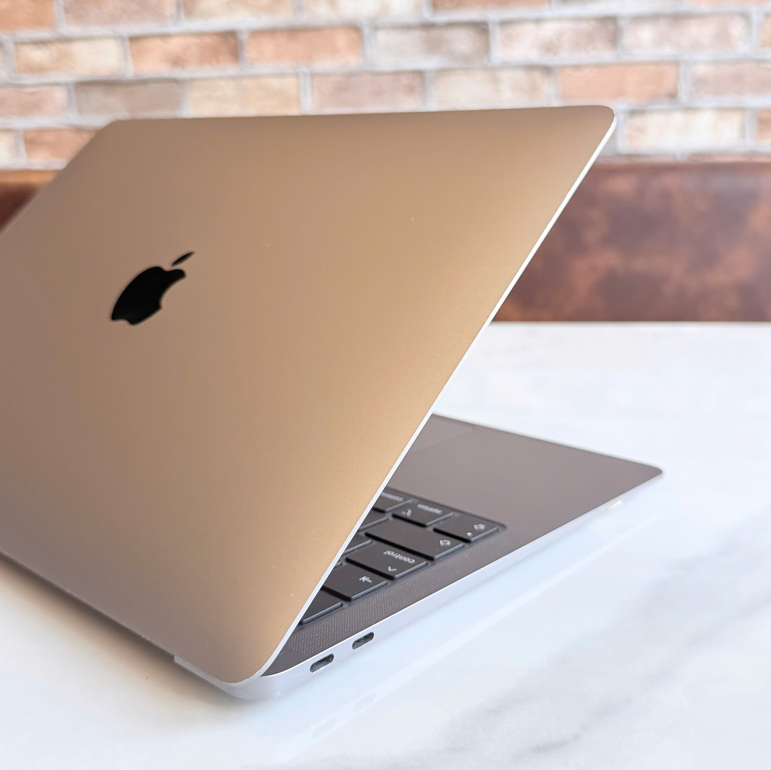 MacBook Air M1 2020 – Magic Keyboard và Thunderbolt Bàn phím và cổng kết nối MacBook Air M1 2020