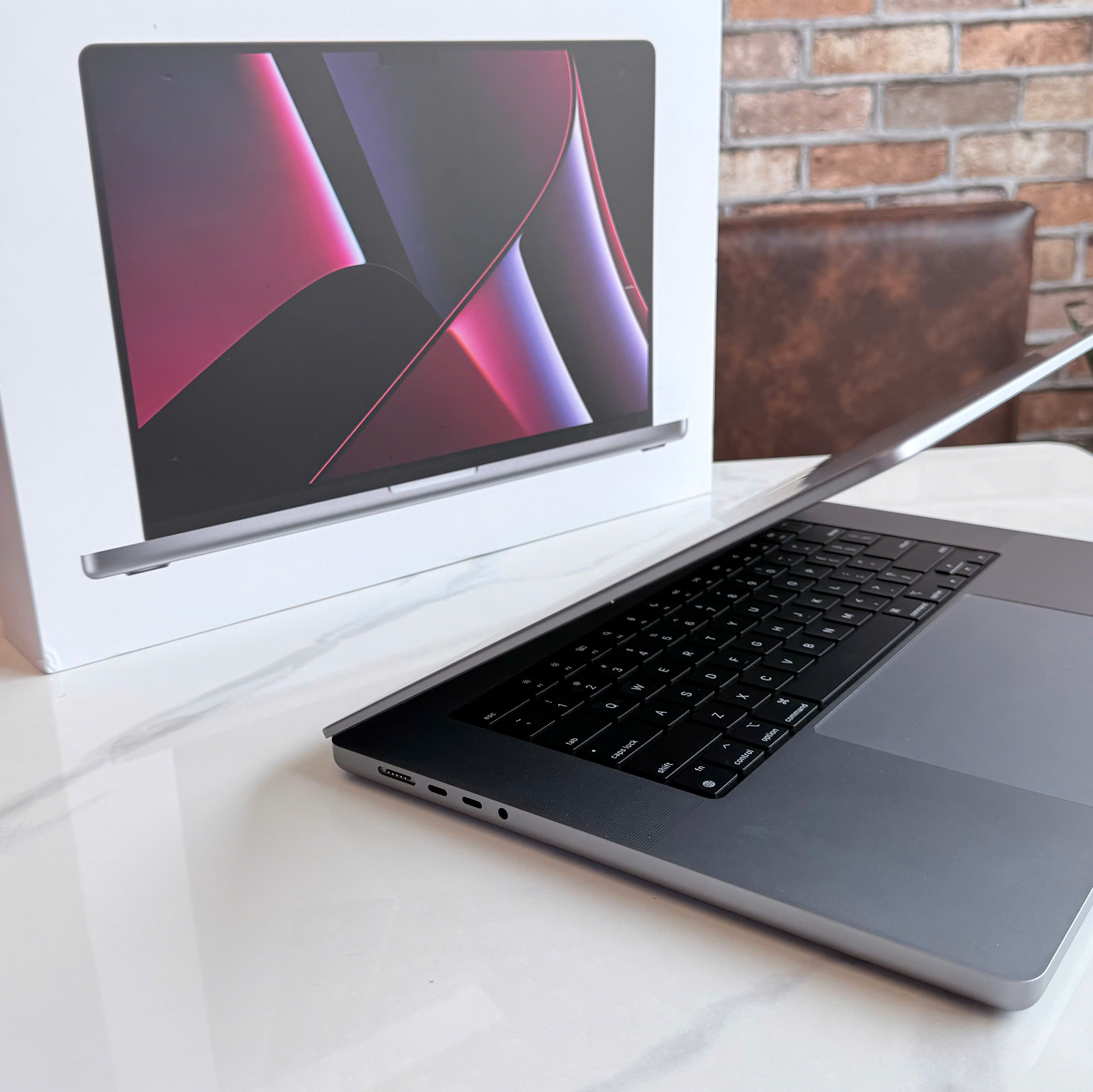 MacBook Pro 14 M2 Pro – Magic Keyboard và hệ thống cổng Bàn phím và cổng kết nối MacBook Pro 14 M2 Pro