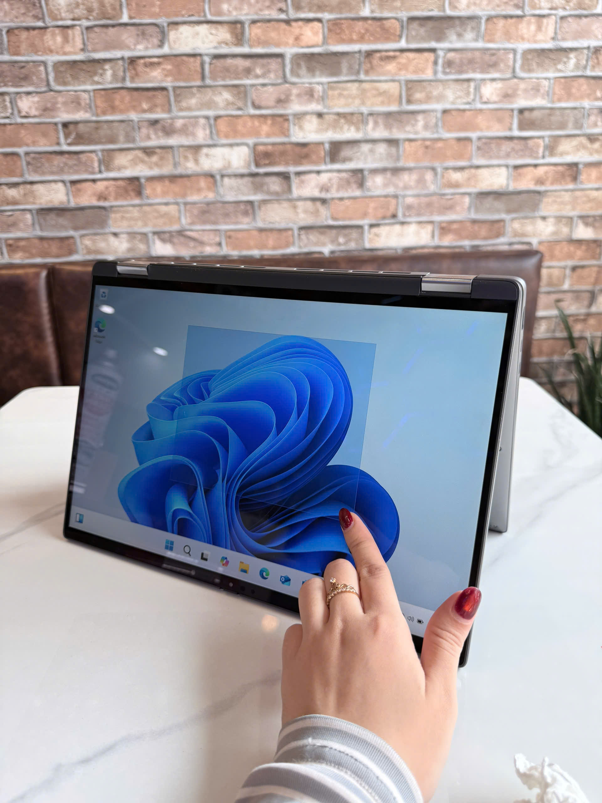 Dell Latitude 7450 2-in-1 – Thunderbolt 4 và bảo mật Bàn phím và cổng kết nối Dell Latitude 7450 2-in-1