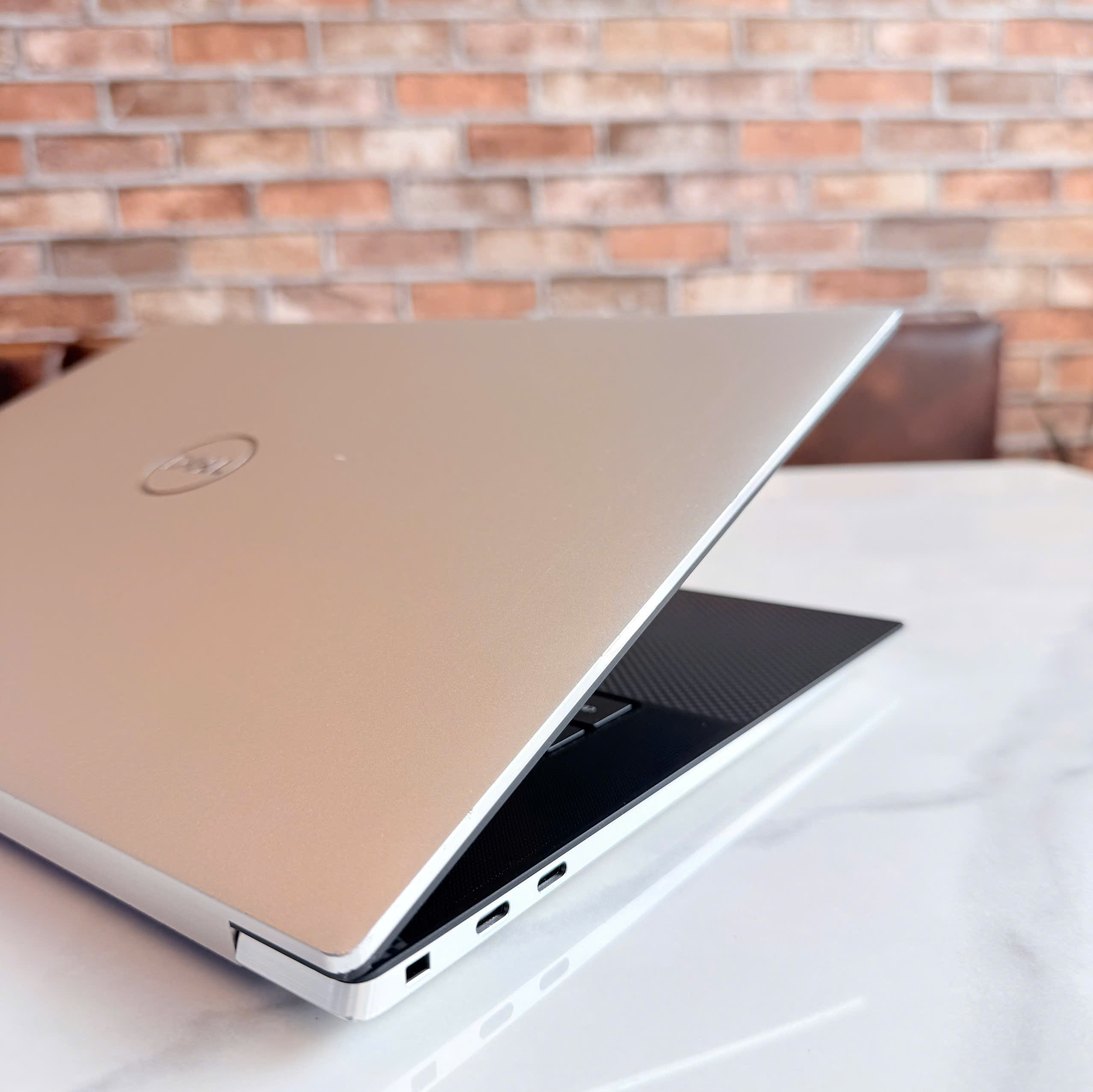 Dell XPS 15 9520 – Thunderbolt 4 và bàn phím Bàn phím và cổng kết nối Dell XPS 15 9520