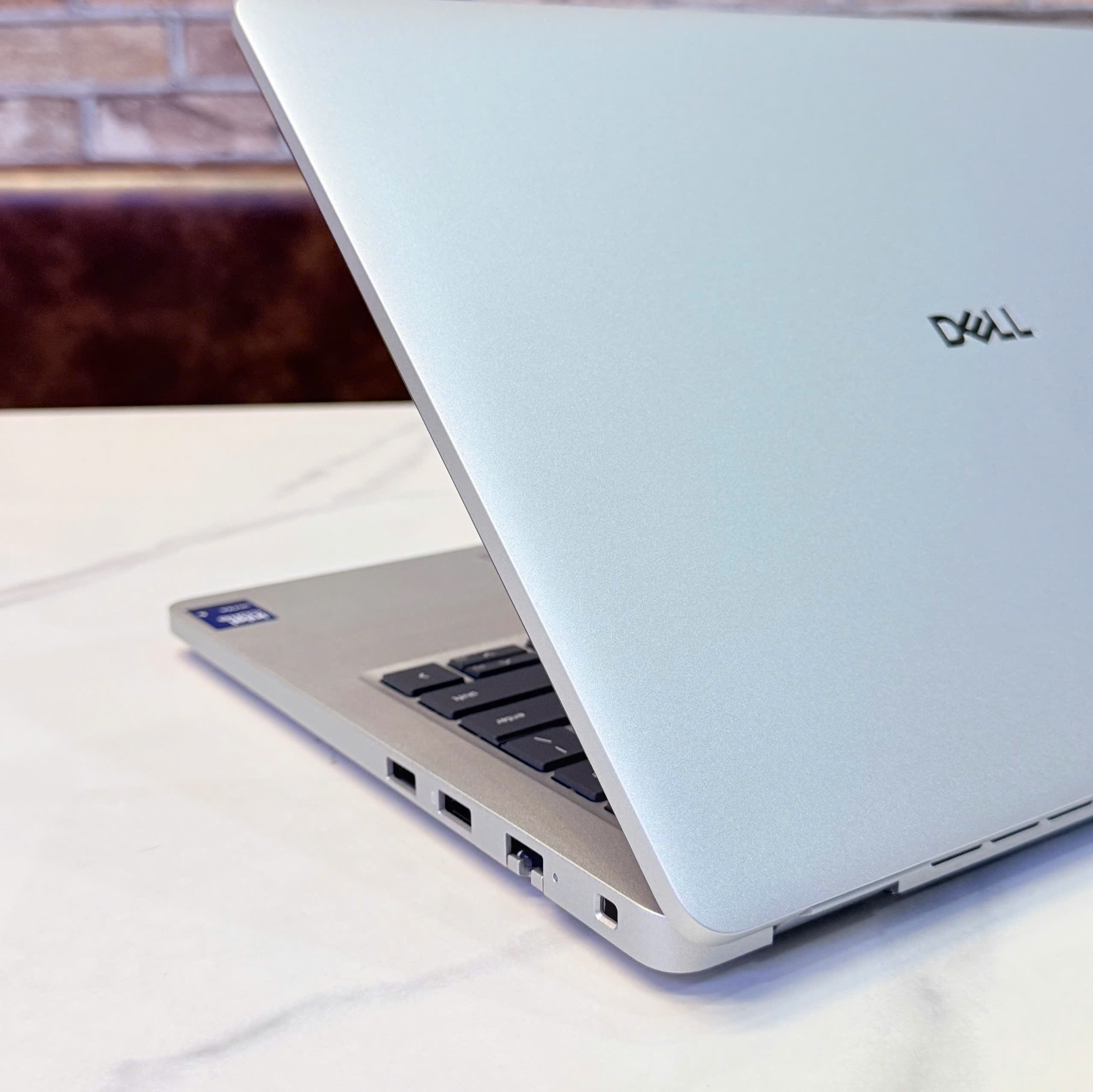 Dell Pro 14 PC14250 – Thunderbolt 4, HDMI và RJ45 Cổng kết nối Dell Pro 14 PC14250