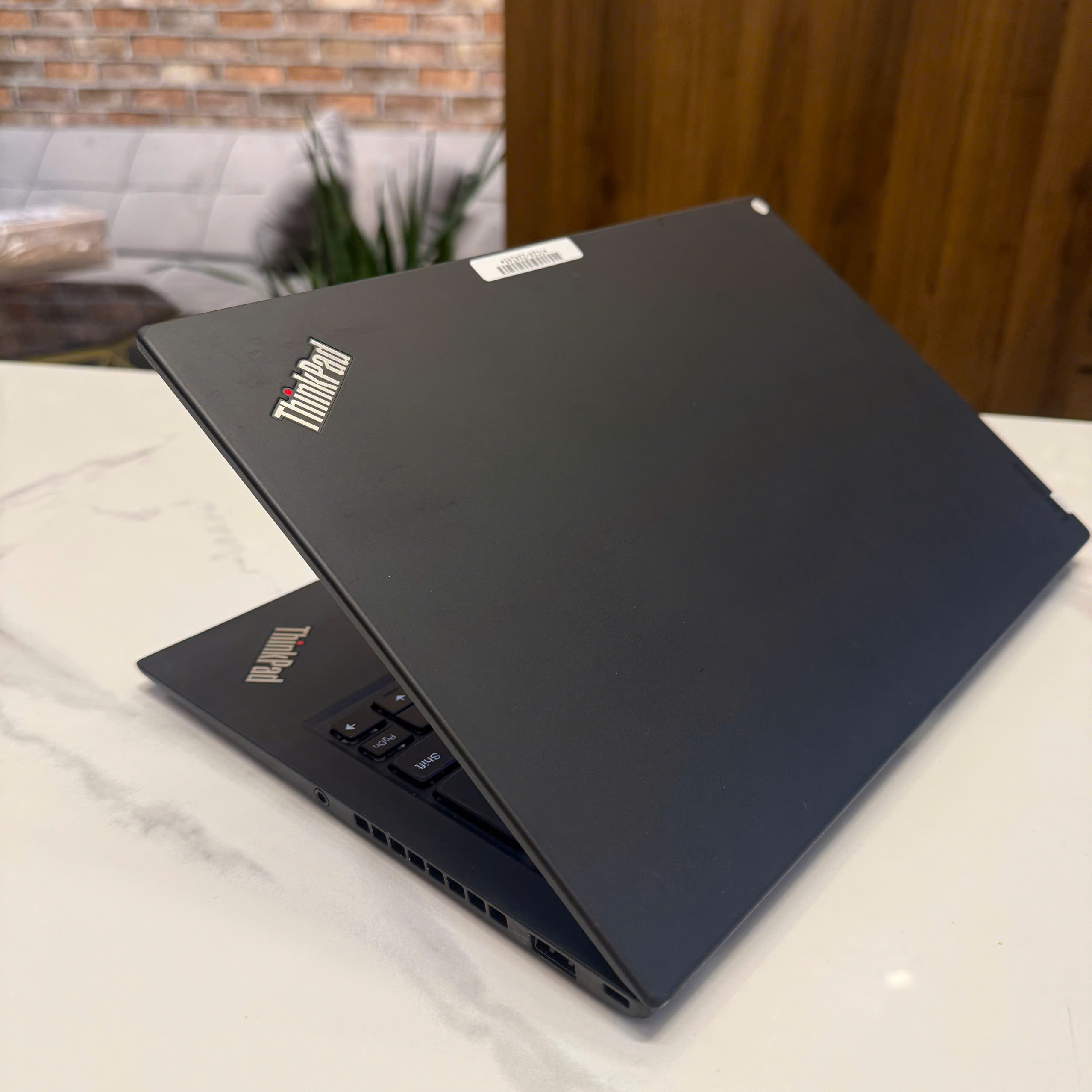 ThinkPad X1 Carbon Gen 5 – Thunderbolt 3 và HDMI Cổng kết nối ThinkPad X1 Carbon Gen 5