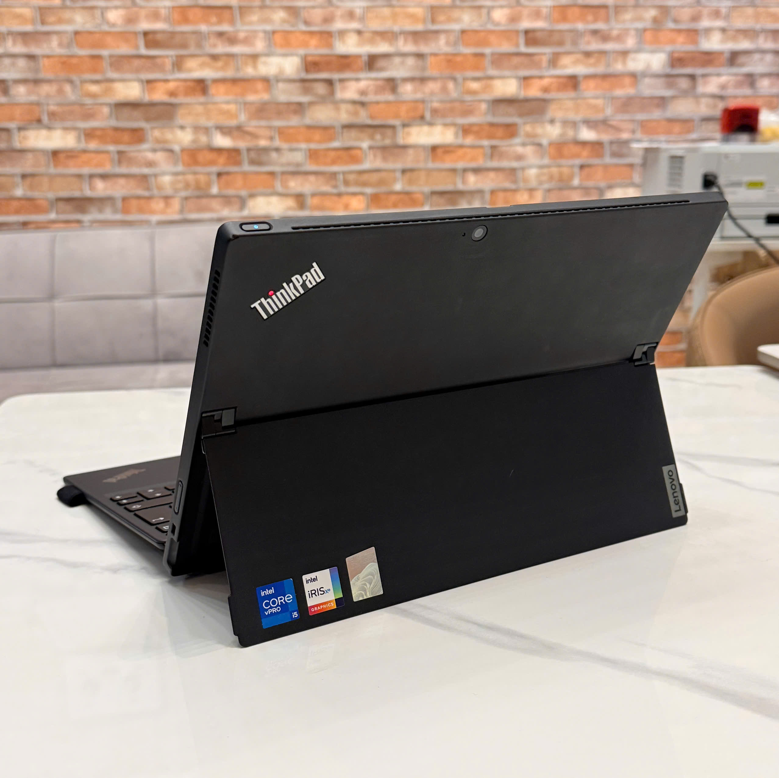 ThinkPad X12 Detachable – Thunderbolt 4 và bàn phím Folio ThinkPad X12 Detachable bàn phím và cổng Thunderbolt 4