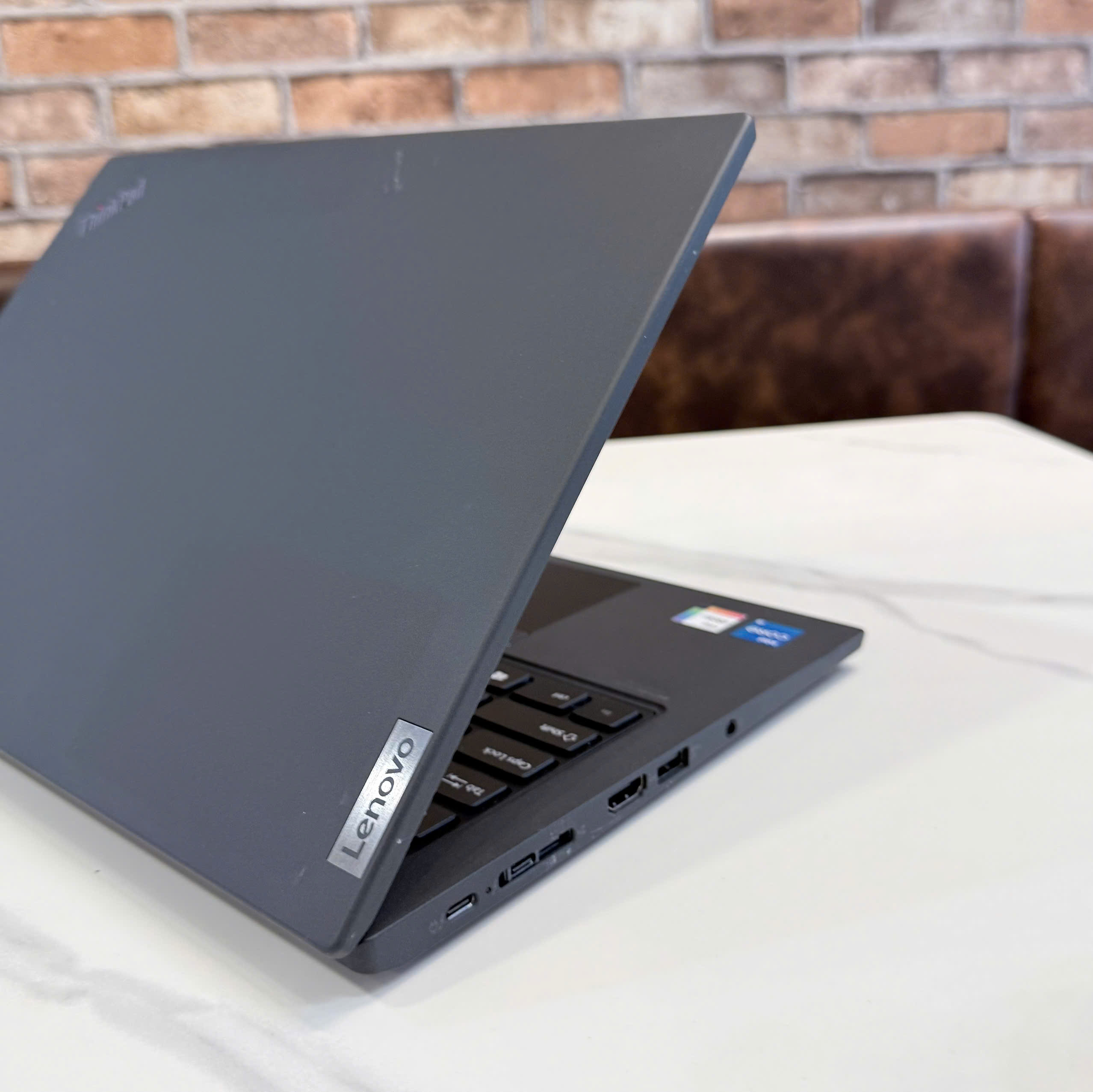 ThinkPad X13 Gen 2 – Thunderbolt 4, HDMI và USB-A Cổng kết nối ThinkPad X13 Gen 2