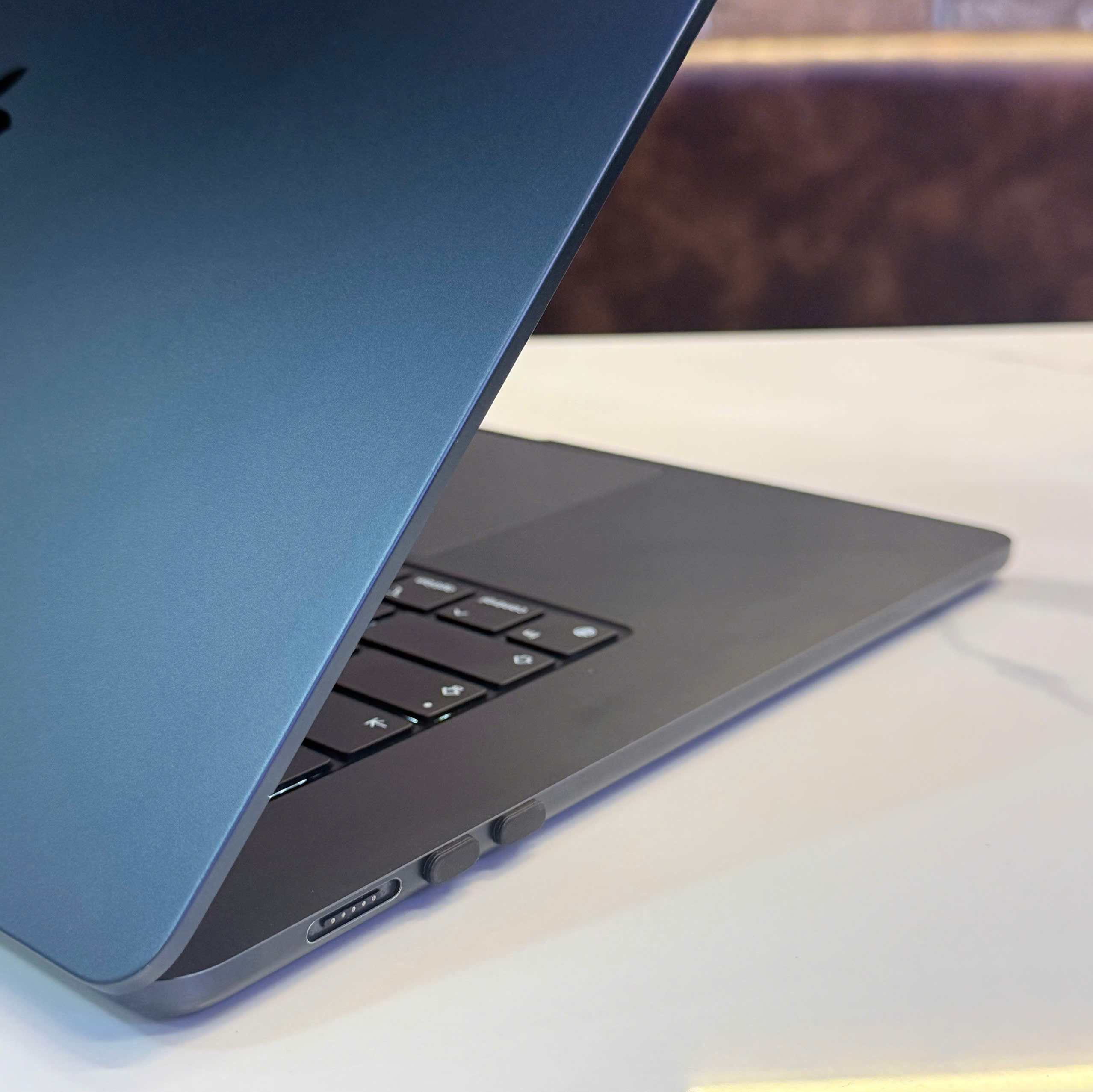 MacBook Air 15 M2 – Thunderbolt và MagSafe 3 Cổng Thunderbolt USB4 MagSafe MacBook Air 15 M2