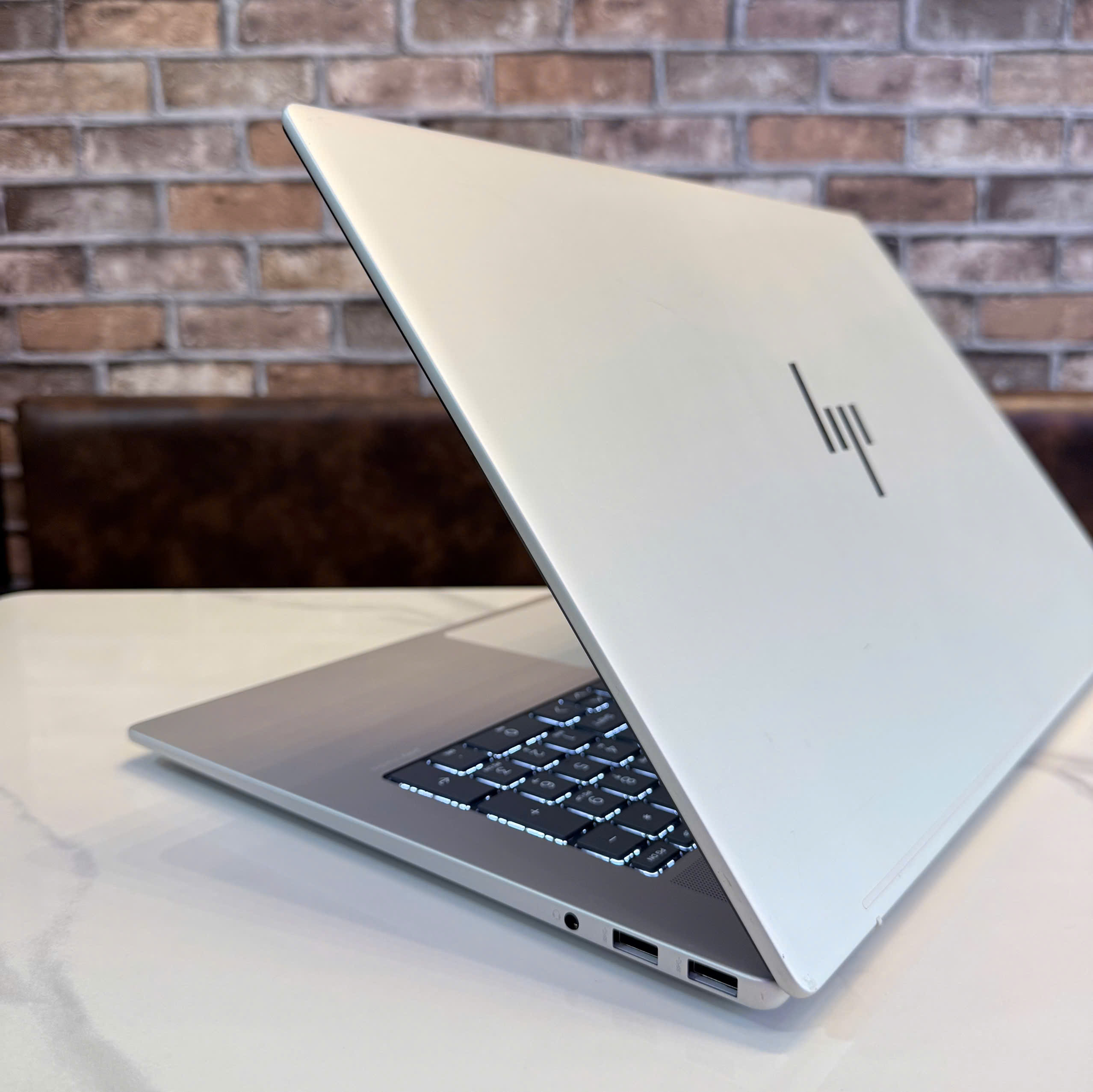 HP Envy 17 ports