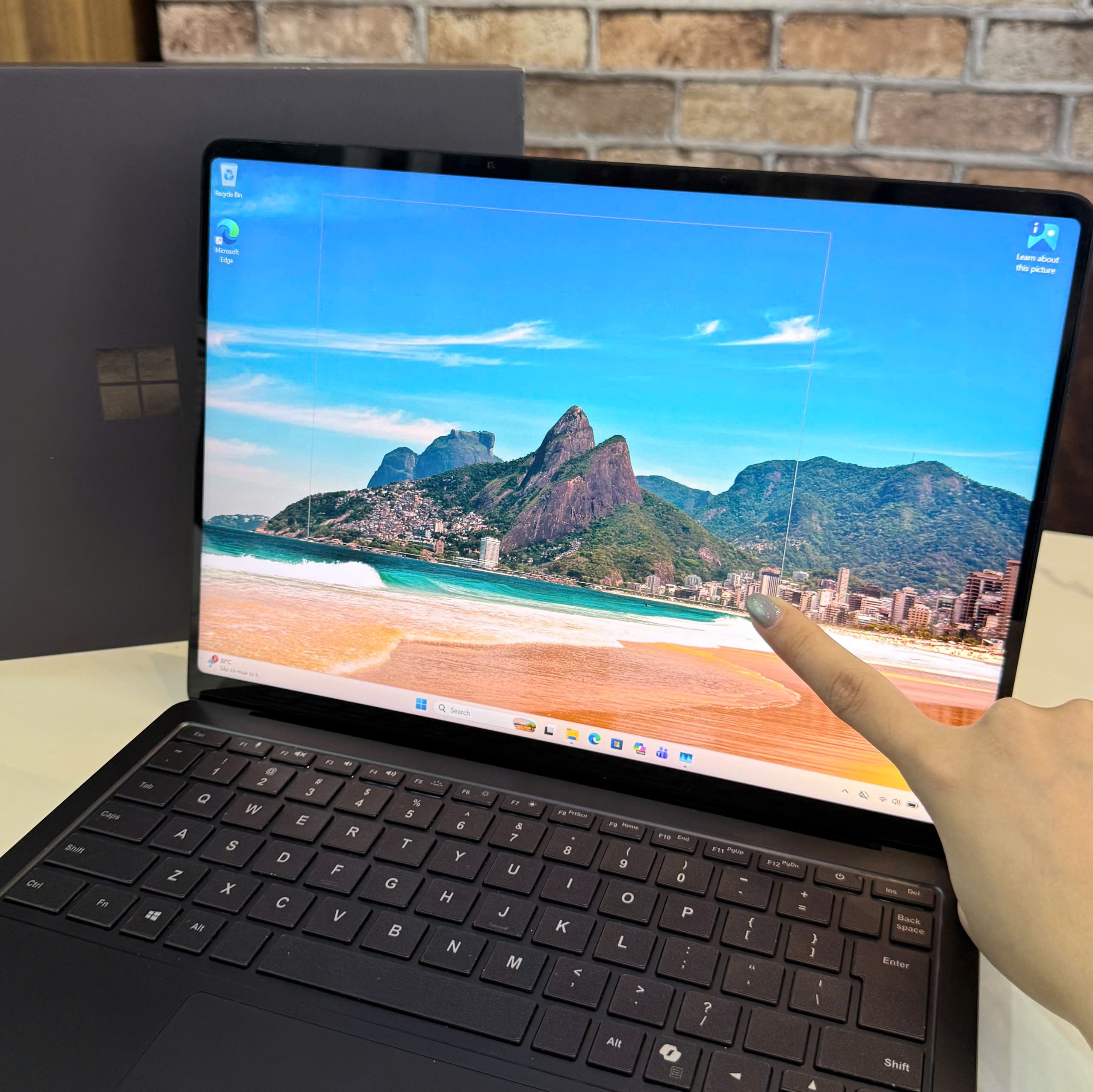 Surface Laptop 7 PixelSense Flow