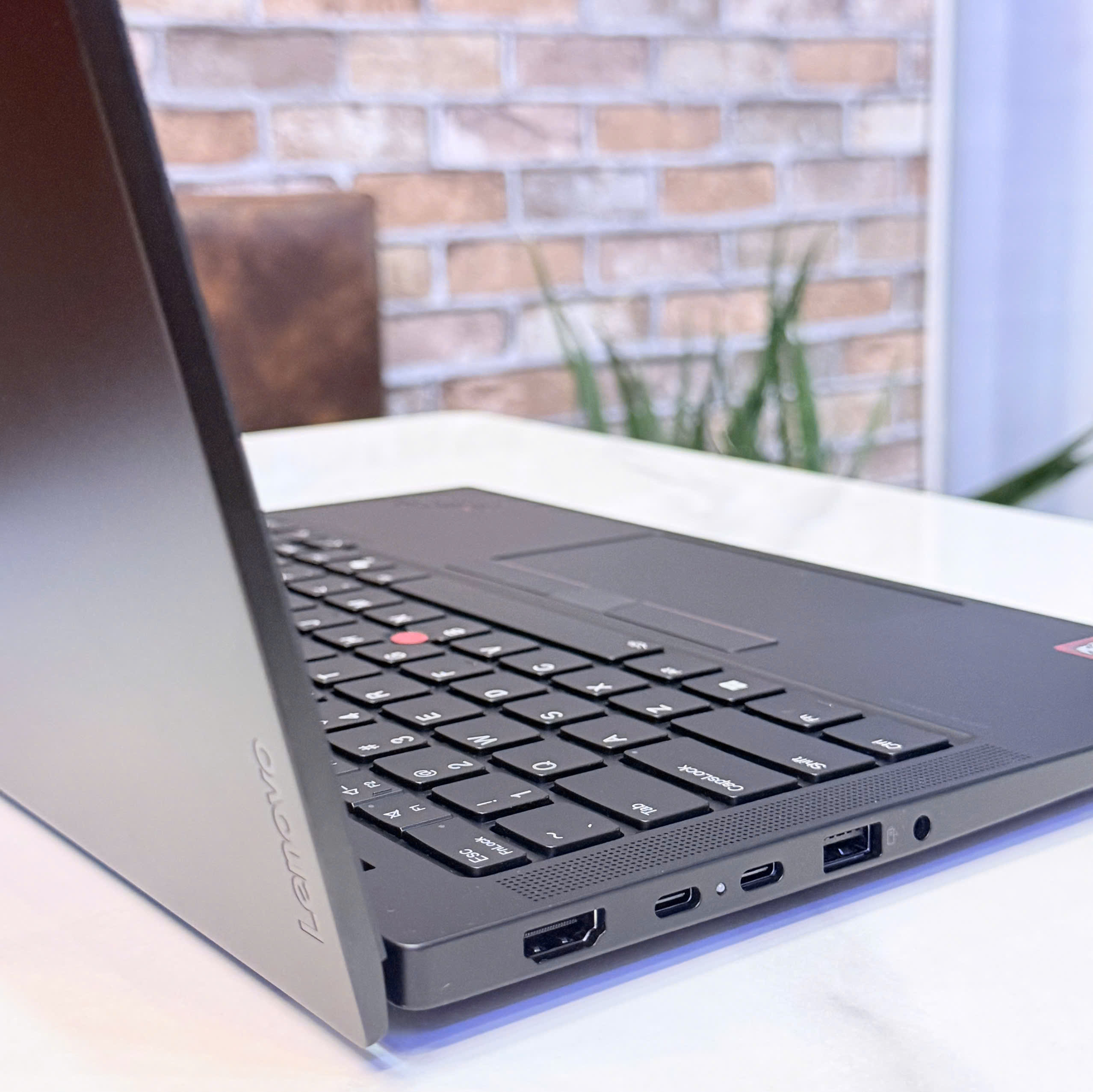Cổng kết nối ThinkPad E14 Gen 7 AMD