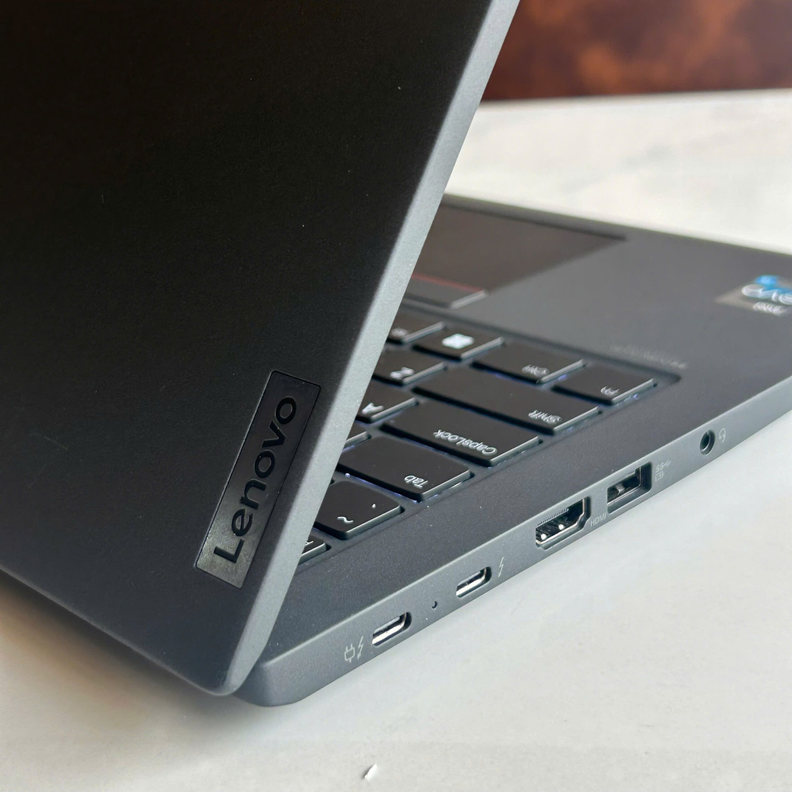 ThinkPad T14s Gen 3 Thunderbolt 4 Cổng ThinkPad T14s Gen 3