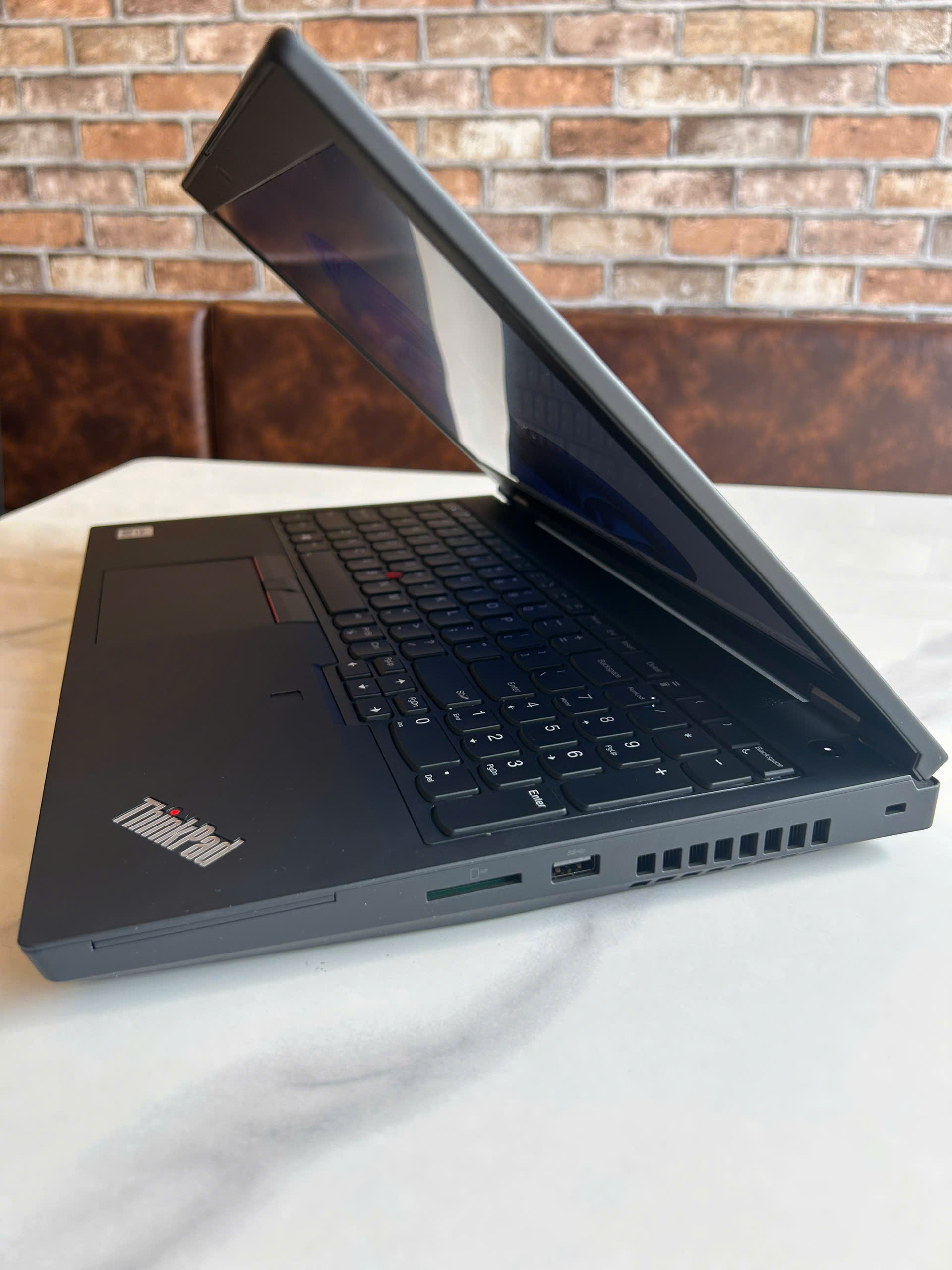 ThinkPad P15 Gen 1 FHD IPS ThinkPad P15 Gen 1 màn hình 15.6 inch Full HD IPS