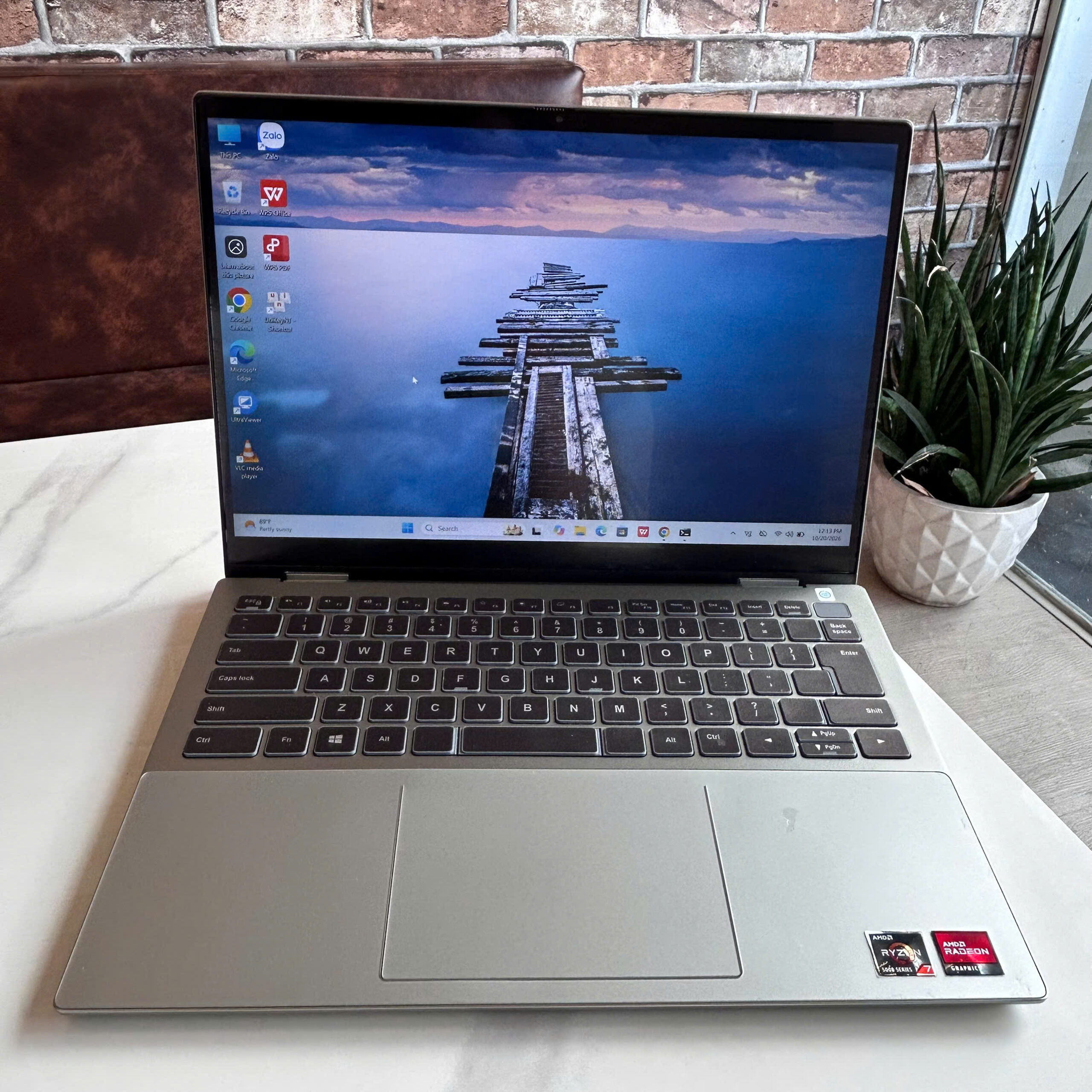 Dell Inspiron 14 7425 2-in-1 Dell Inspiron 14 7425 2-in-1 Ryzen 7 5825U