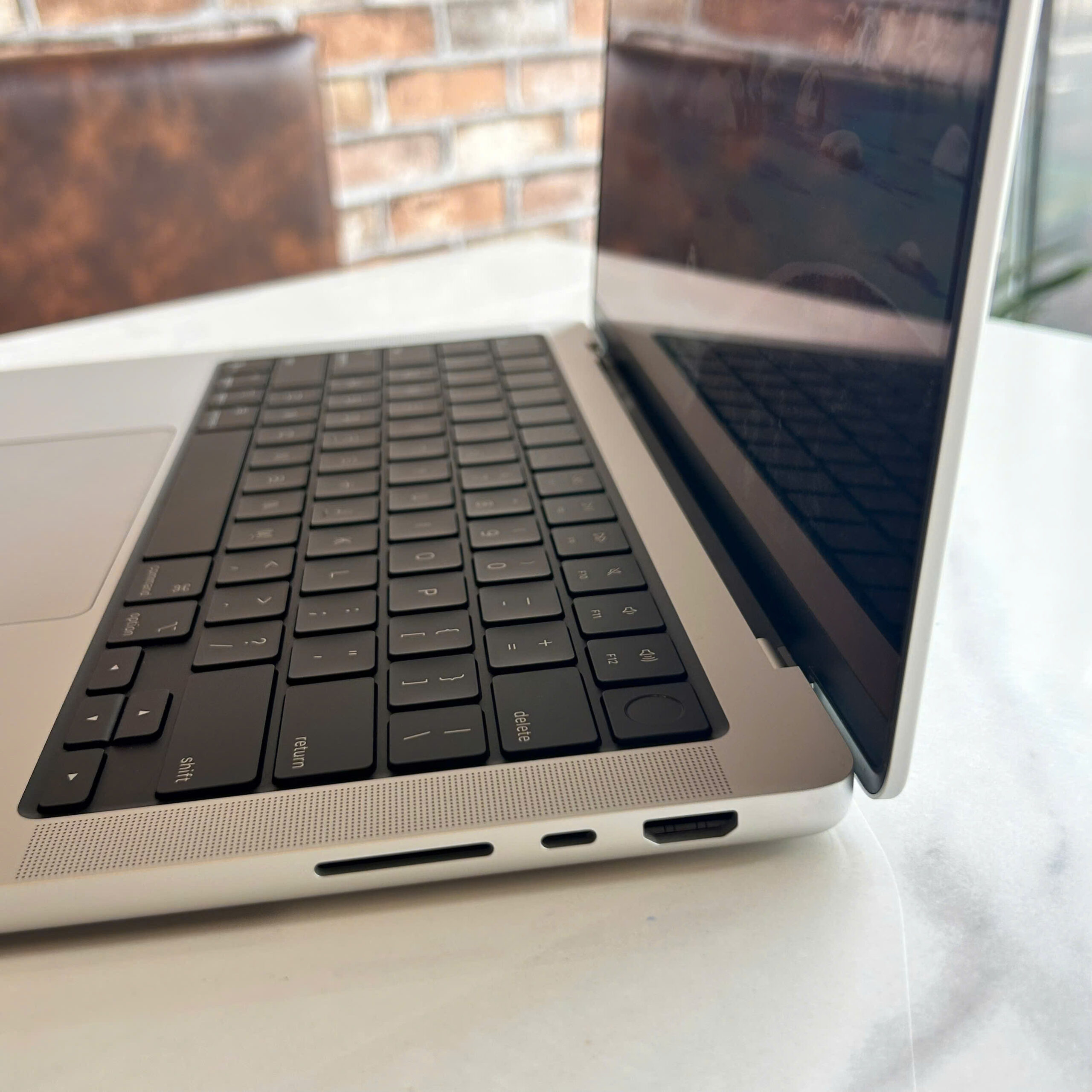 MacBook Pro 14 M5 Connectivity MacBook Pro 14 M5 Ports