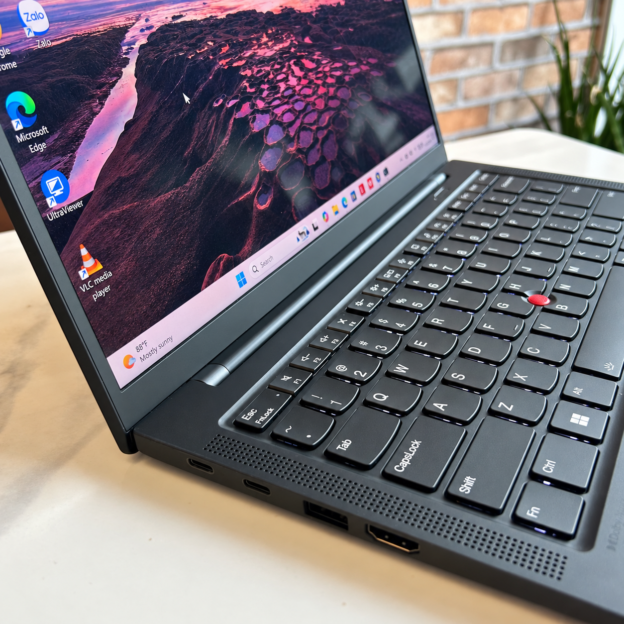 ThinkPad X1 Carbon Gen 10 4K Display ThinkPad X1 Carbon Gen 10 WQUXGA 3840x2400