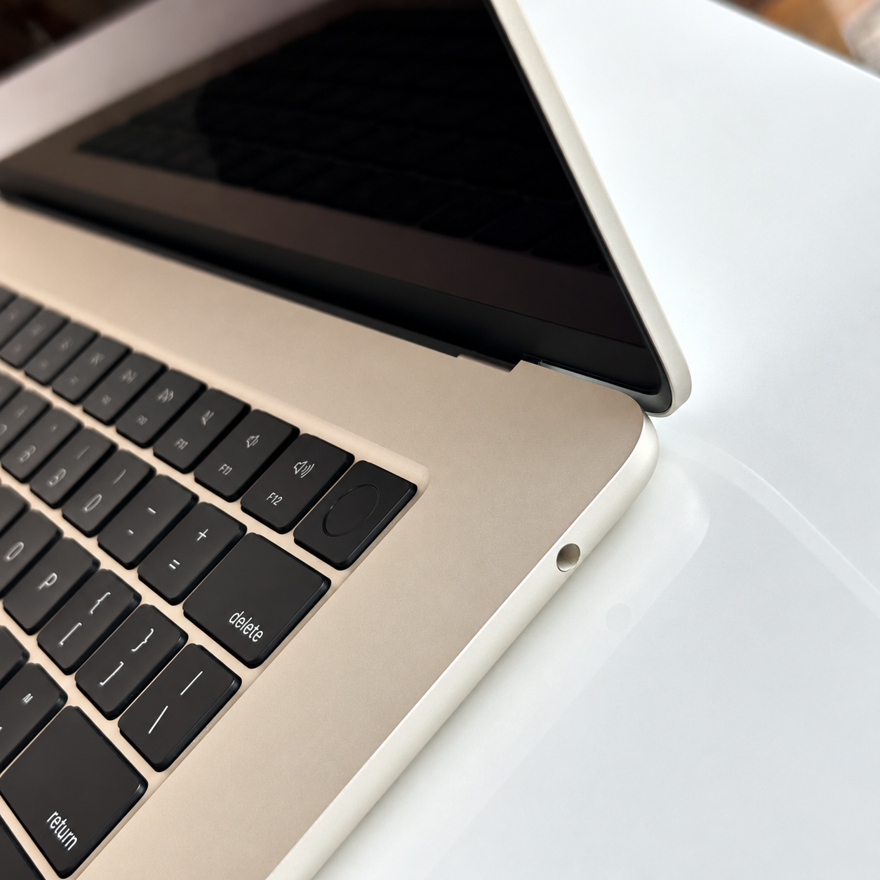 MacBook Air 15 M4 Connectivity MacBook Air 15 M4 Ports Starlight